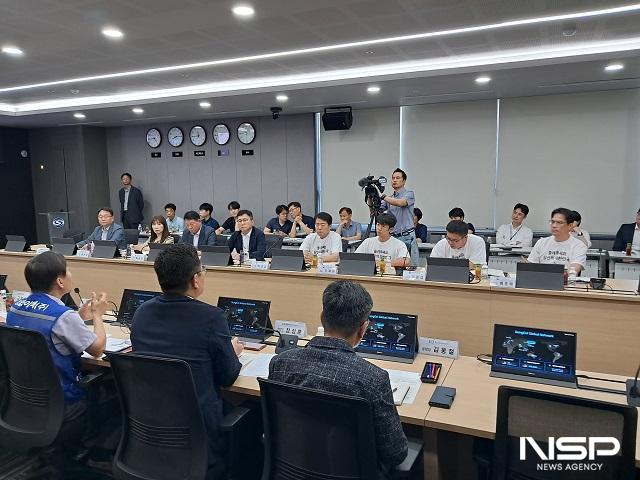 NSP통신-2차 전지 기업 성일하이텍을 방문한 국민권익위 관계자들이 애로사항 및 건의사항을 듣고 있다. (사진 = 군산시)