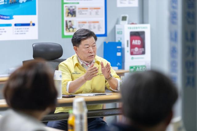 NSP통신-박승원 광명시장이 10일 오후 광명제5R구역 공사 현장을 직접 방문해 폭염 대비 안전을 당부하고 있다. (사진 = 광명시)