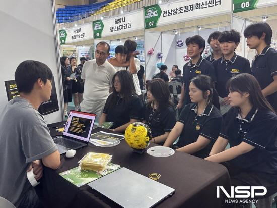 NSP통신-전남드래곤즈 구단 소개와 스포츠 산업에 대한 진로 멘토링 진행 (사진 = 전남드래곤즈)