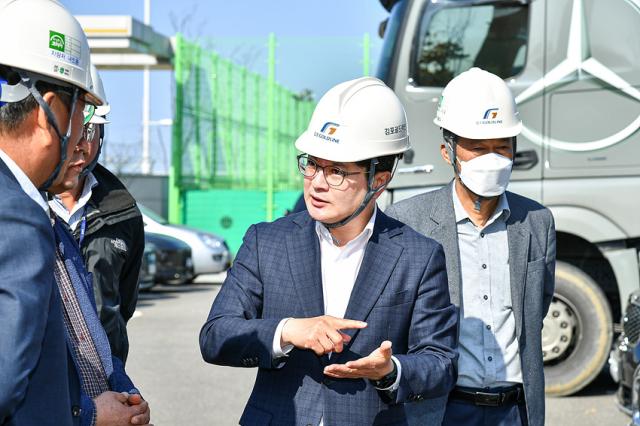 NSP통신-김병수 김포시장이 골드라인 증량 현장 점검을 진행하고 있는 모습. (사진 = 김포시)