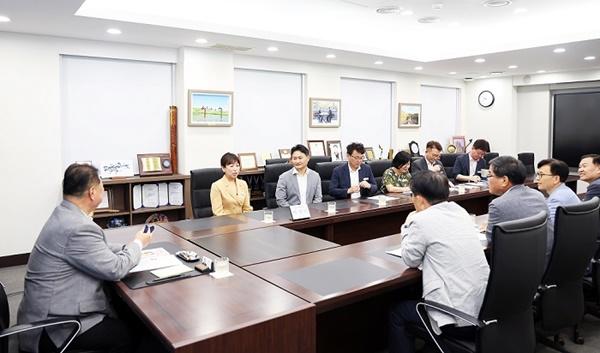 NSP통신-파주시 제42대 일일명예시장에 박재미 캘리세상 미담인 대표 위촉
