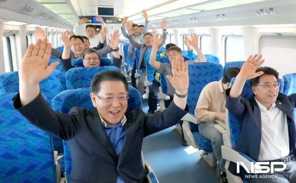 NSP통신-김영록 전라남도지사가 10일 오후 오는 9월 개통 예정인 전남 남해선 목포~보성구간의 영업 시운전 열차 출발을 축하하며 관계자들과 환호하고 있다. (사진 = 전남도)
