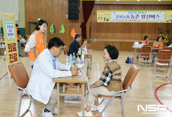 NSP통신-고흥군은 지난 10일 흥양농협 조합원을 대상으 농촌왕진버스 찾아가는 무료 진료를 펼쳐 큰 호응을 얻었다. (사진 = 고흥군)