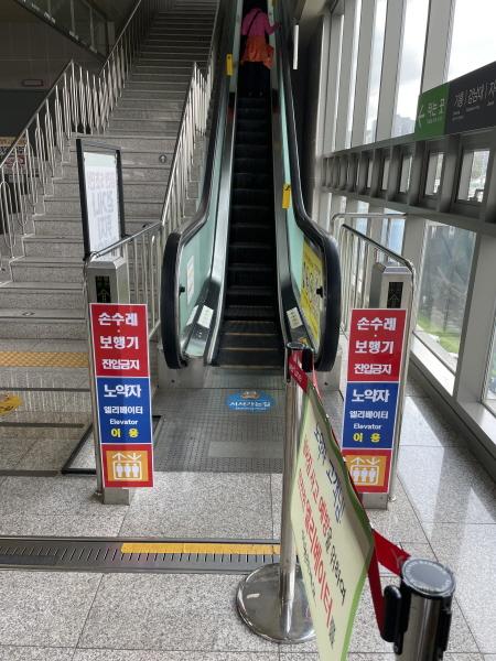 NSP통신-용인특례시가 7월 중 용인경전철 안전시설 보강 사업을 추진한다. 사진은 용인경전철 내부 승강설비 이용 안내 표지. (사진 = 용인특례시)