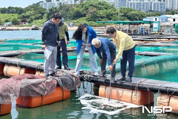 NSP통신-여수시 최정기 부시장이 가두리 양식장을 방문해 현장을 점검했다. (사진 = 여수시)