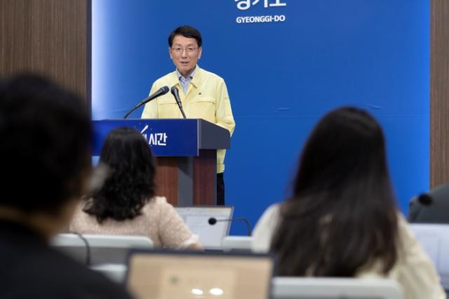 NSP통신-11일 오전 경기도청 브리핑룸에서 김성중 경기도 행정1부지사가 경기도 극한 폭염 긴급 대책을 발표하고 있다. (사진 = 경기도)