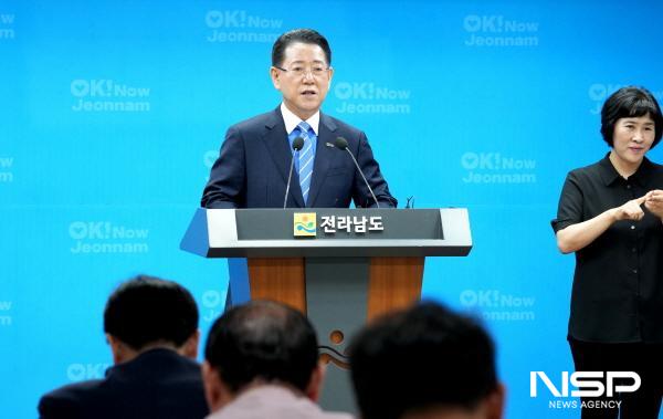 NSP통신-김영록 전라남도지사가 11일 도청 브리핑룸에서 이재명 정부의 획기적 RE100 산업단지 정책에 대한 환영문을 발표하고 있다. (사진 = 전남도)