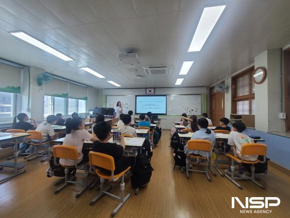 NSP통신-순천왕지초등학교 학생들이 지난 9일 세계유산에 대한 설명을 듣고 있다 (사진 = 순천시)