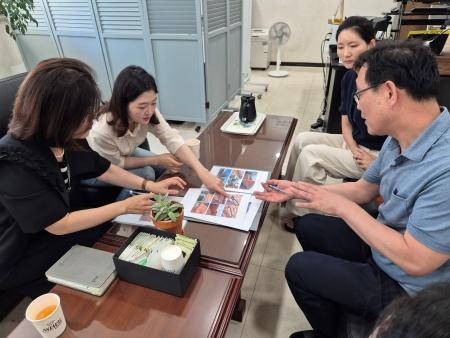 NSP통신-장윤정 경기도의원이 10일 안산 양지중학교를 방문해 지붕 기와 낙하 사고와 관련한 현장 점검 후 학교 관계자들과 안전 대책을 논의하고 있다. (사진 = 장윤정 의원실)