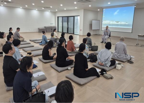 NSP통신-동국대 WISE캠퍼스가 지난 2일부터 교내 선센터에서 지역민들의 마음건강과 삶의 질 향상을 위한 방학집중 프로그램인 선[禪]수행지도 프로그램을 4주간(월·수·금) 총 12회에 걸쳐 오는 28일까지 진행한다. (사진 = 동국대WISE캠퍼스)