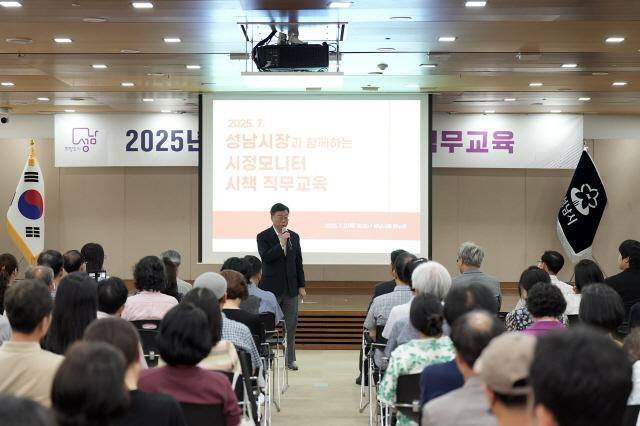 NSP통신-3일 시청에서 열린 2025 성남시 시정모니터단 직무교육에서 신상진 성남시장이 시정에 대한 설명을 하고 있다. (사진 = 성남시)