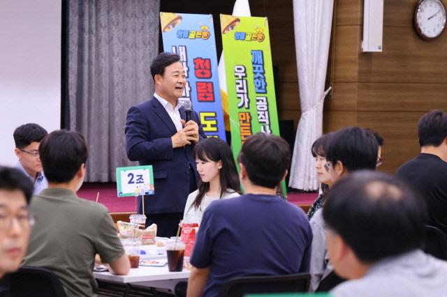 NSP통신-10일 의왕시가 공직자를 대상으로 진행한 청렴골든벨 교육에 앞서 김성제 시장인 인사말을 하고 있다. (사진 = 의왕시)
