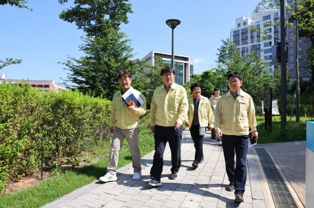 NSP통신-10일 안치권 의왕시 부시장이 관계 공무원들과 함께 폭염 대비 긴급 현장점검을 하고 있다. (사진 = 의왕시)
