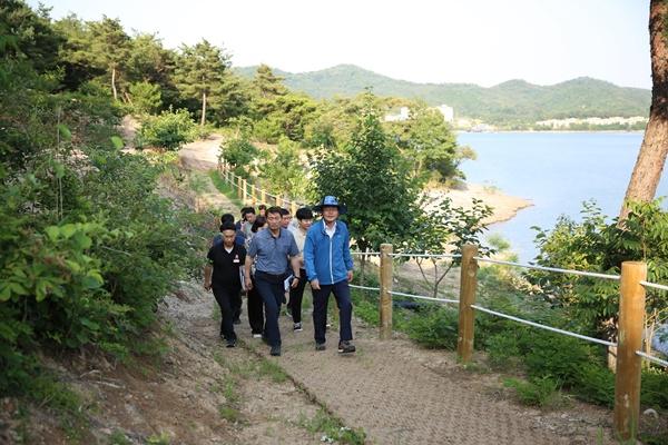 NSP통신-윤병태 나주시장(사진 맨 앞)이 나주호 둘레길 조성 현장 점검을 실시하고 있다. (사진 = 나주시)