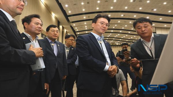 NSP통신-김민석 국무총리는 APEC 정상회의 개최가 임박한 현 상황을 심각하게 받아들이며 11일 경주 화백컨벤션센터 현장에서 2025 APEC 정상회의 준비상황을 점검했다. (사진 = 경상북도)