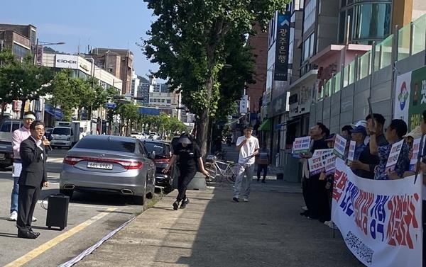 NSP통신-강상구 나주부시장이 11일 방문판매 피해를 호소하고 있는 상인과 시민 등을 만나 피해 예방 대책 등을 설명하고 있다. (사진 = 나주시)
