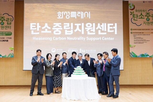 NSP통신-10일 정구원 화성시 제1부시장(가운데)과 주요 내빈들이 케익 컷팅식을 하고 있다. (사진 = 화성시)