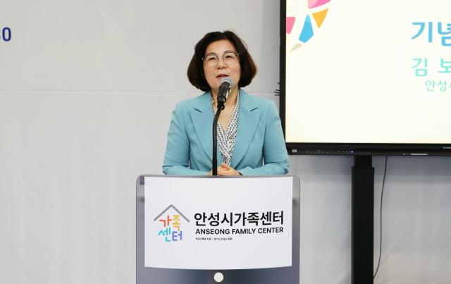 NSP통신-11일 안성시 가족센터 개관식에서 김보라 안성시장이 축사를 하고 있다. (사진 = 안성시)