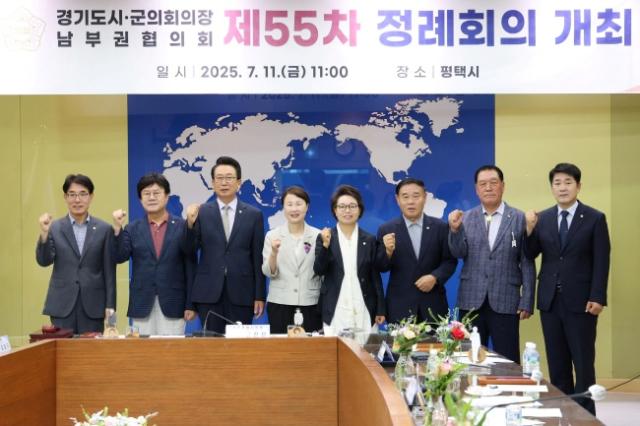 NSP통신-제55차 경기도 시·군의회의장 남부권협의회 정례회의에 참석한 김학기 의왕시의회 의장(왼쪽부터), 이상복 오산시의회 의장, 강정구 평택시의회 의장, 유진선 용인특례시의회 의장, 하영주 과천시의회 의장, 이재식 수원특례시의회 의장, 안정열 안성시의회 의장, 배정수 화성특례시의회 의장의 기념촬영 모습. (사진 = 용인특례시의회)