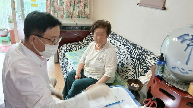 NSP통신-의료진이 노인 가정을 방문해 구강검진을 하고 있다. (사진 = 오산시)