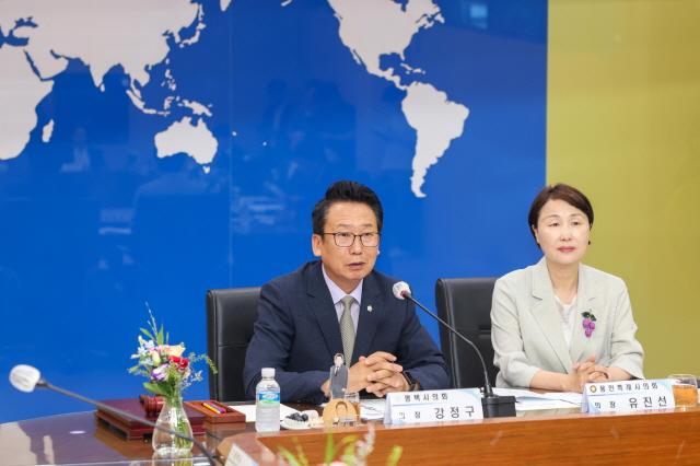 NSP통신-11일 팽성국제교류센터 국제회의실에서 열린 경기도 시·군의회의장 남부권협의회 제55차 정례회의에서 강정구 평택시의장이 환영 인사를 하고 있다. (사진 = 평택시의회)