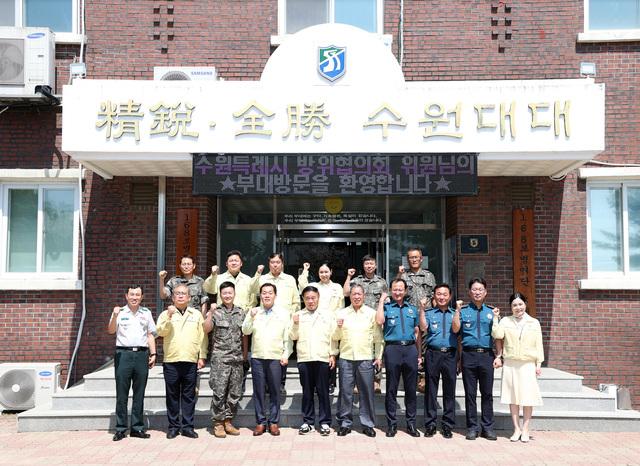 NSP통신-11일 이재식 수원시의회 의장(앞 줄 왼쪽 다섯번째)과 제51사단 제2819부대 3대대 통합방위협의회 참석자들이 기념촬영을 하고 있다. (사진 = 수원시의회)
