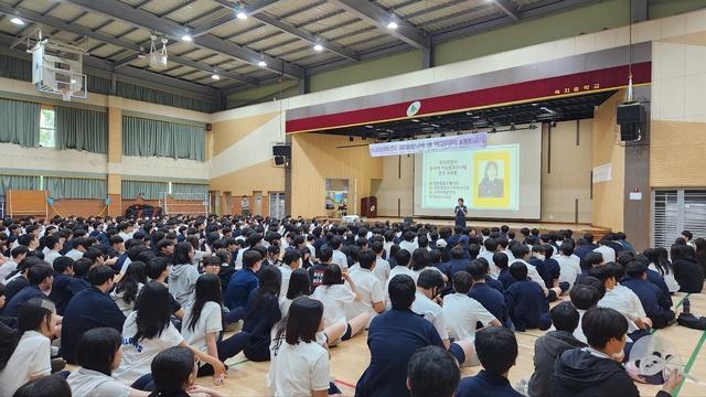 NSP통신-주보현 과천경찰서 수사관이 사이버 도박 및 학교폭력 예방교육을 하는 모습. (사진 = 숙지중학교)