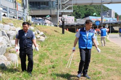 [NSP PHOTO]용인도시공사노동조합 금학천 환경정화 봉사활동 전개