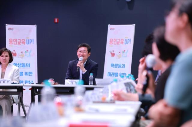 NSP통신-중학교 학교장과의 간담회에서 발언하고 있는 이상일 용인특례시장. (사진 = 용인특례시)