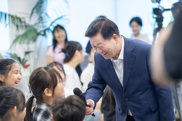 NSP통신-박승원 광명시장이 청소년예술창작소 개소식 참석자들과 소통하고 있다. (사진 = 광명시)