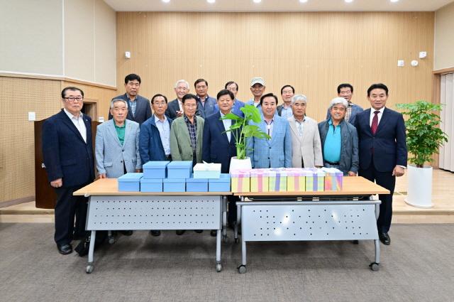 NSP통신-11일 김성남 경기도의원이 경기화훼농가조합 관계자들과 정담회 후 함께 기념촬영을 하고 있다. (사진 = 경기도의회)