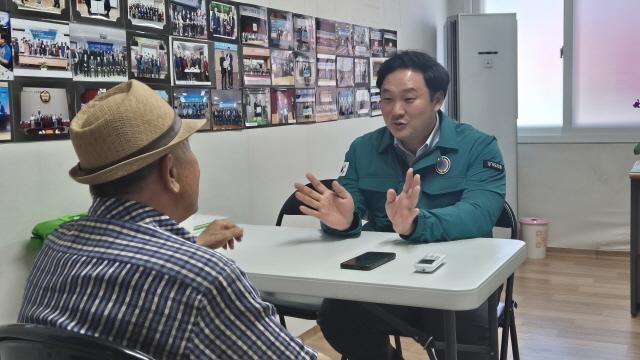 NSP통신-11일 고준호 경기도의원이 파주시 조리읍 소재 무더위쉼터를 방문해 폭염 대응 정책 간담회를 하고 있다. (사진 = 경기도의회)