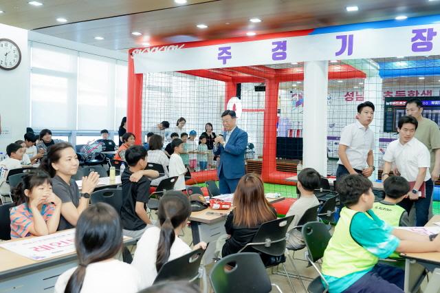 NSP통신-신상진 성남시장이 2025 성남시 초등학생 드론 축구대회에 참석해 인사말을 전하고 있다. (사진 = 성남시)