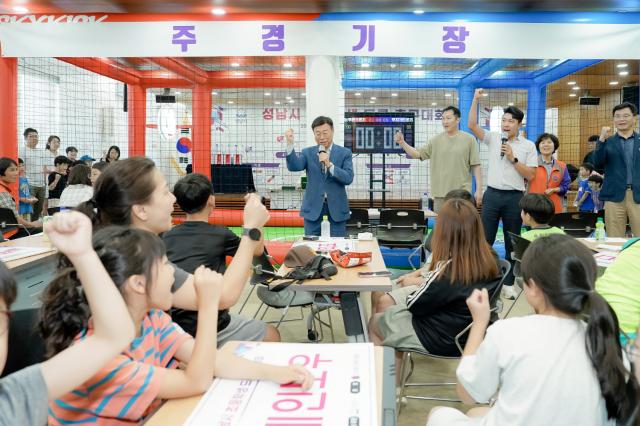 NSP통신-2025 성남시 초등학생 드론 축구대회에 참석한 신상진 시장이 학생들과 함께 파이팅을 외치며 격려하고 있다. (사진 = 성남시)