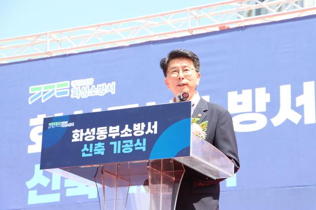 NSP통신-11일 윤성근 경기도의원이 화성동부소방서 신축 기공식에서 축사하는 모습. (사진 = 경기도의회)