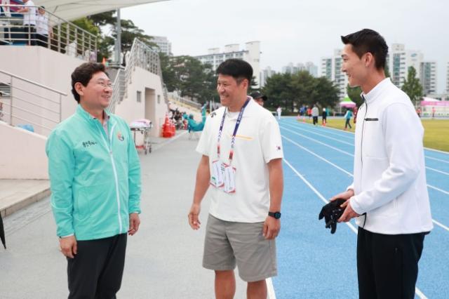 NSP통신-이상일 시장이 5월 29일 구미에서 열린 아시아육상경기선수권대회를 찾아 우상혁 선수를 격려하는 모습. (사진 = 용인특례시)