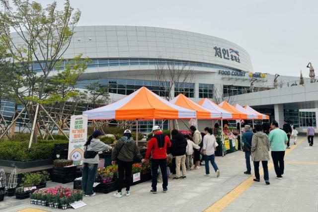 NSP통신-처인휴게소에서 매주 일요일 운영되고 있는 로컬푸드 직거래 장터 모습. (사진 = 용인특례시)