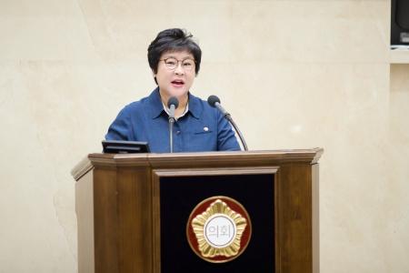 NSP통신-장정순 용인시의원이 14일 시의회에서 국가보훈 기본법 일부개정법률안 촉구 건의안에 대해 제안 설명을 하고 있다. (사진 = 용인특례시의회)