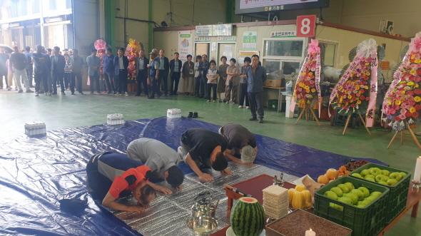 NSP통신-영주시는 14일 여름사과 출하의 본격적인 시작을 알리는 풍기농협 농산물공판장 개장식을 성황리에 개최했다. (사진 = 영주시)