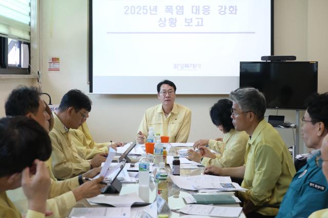 NSP통신-12일 정명근 화성시장(가운데)이 2025년 폭염 대응 강화 상황보고회에서 발언을 하는 모습. (사진 = 화성시)