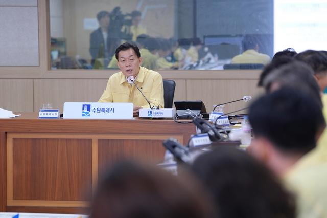 NSP통신-14일 이재준 수원시장이 2025년 여름철 극한 폭염 대비 긴급대책회의에서 발언을 하고 있다. (사진 = 수원시)