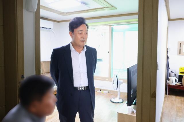 NSP통신-김성제 의왕시장이 취약계층 건강 보호 지원사업 현장을 점검하고 있다. (사진 = 의왕시)