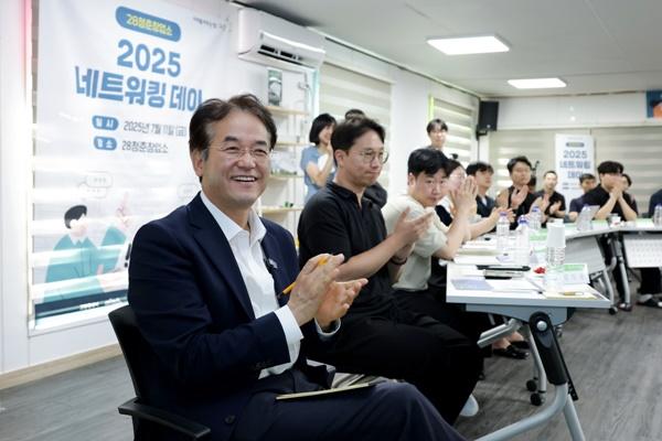 NSP통신-청년 창업가와 함께 하는 소통간담회에서 박수를 치고 있는 이동환 고양시장