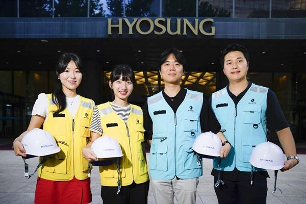 NSP통신-효성 본사 앞에서 임직원들이 안전조끼를 입고 촬영을 하고 있다. 안전조끼는 효성 협력사 200여곳 전달된다. (사진 = 효성)