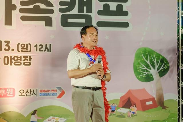 NSP통신-이권재 오산시장이 가족캠프에서 인사말을 하는 모습. (사진 = 오산시)