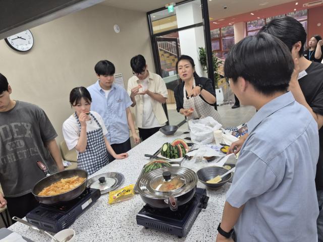 NSP통신-군포시 청년공간 플라잉 공유주방에서 군포지역 내 6개 고등학교 학생회 임원진들이 떡볶이를 만들고 있다. (사진 = 군포시의회)