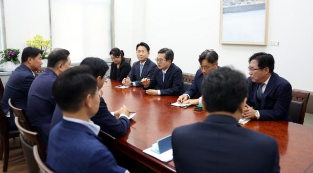 NSP통신-14일 오전 국회에서 김동연 경기도지사와 김병기 더불어민주당 당대표 직무대행 겸 원내대표가 면담을 하고 있다. (사진 = 경기도)