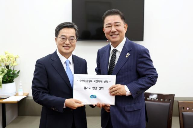 NSP통신-14일 오전 국회에서 김동연 경기도지사와 김병기 더불어민주당 당대표 직무대행 겸 원내대표가 기념촬영을 하고 있다. (사진 = 경기도)