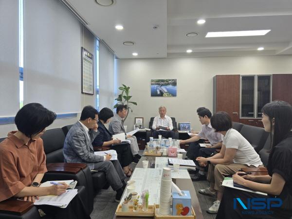 NSP통신-경상북도의회 행정보건복지위원회 권광택 위원장은 지난 11일 도의회에서 도 복지건강국장을 비롯한 관계 공무원들과 함께 폭염 대비 사회복지시설 및 경로당 대응방안 간담회를 열고 연일 계속되는 폭염에 대한 선제적 대응책 마련을 주문했다. (사진 = 경상북도의회)