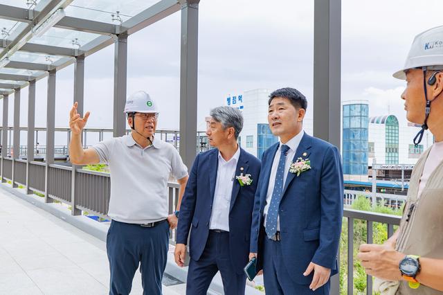 NSP통신-14일 배정수 화성시의회 의장(왼쪽 세번째)이 주차타워 현장을 시찰하고 있다. (사진 = 화성시의회)